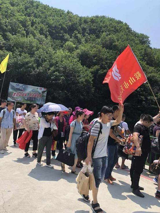 鞍山市天乙門(mén)窗有限公司組織全體員工開(kāi)展了每年一度的“清涼夏日游”團(tuán)建活動(dòng)(圖2)